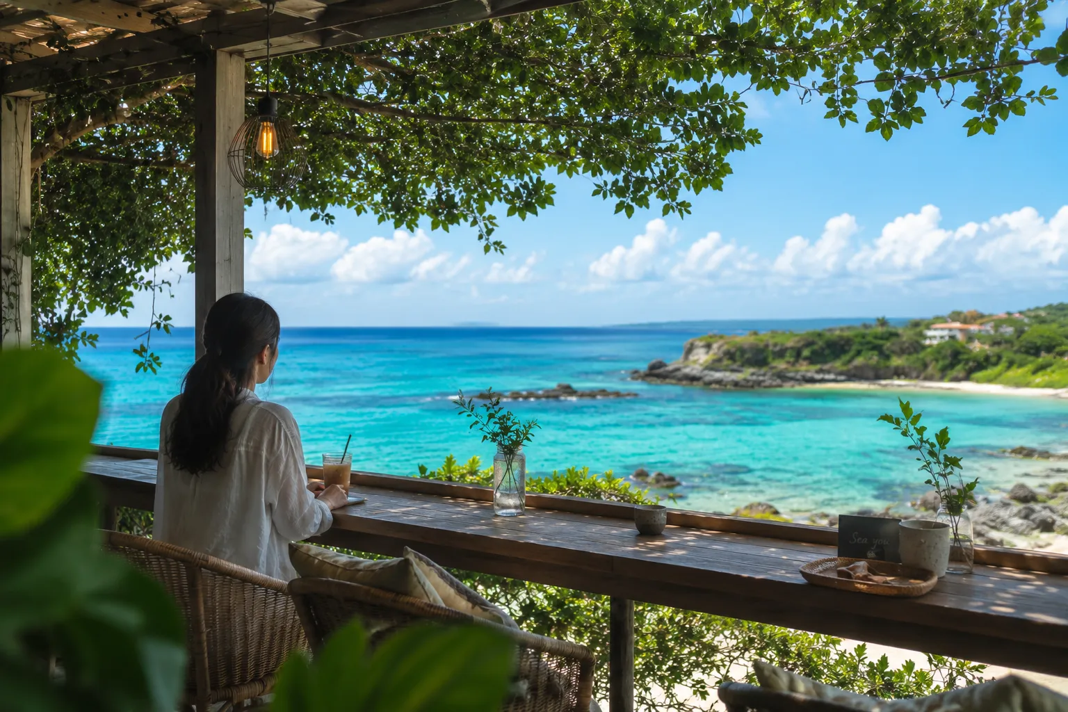 海を眺めながらカフェで過ごす旅行者